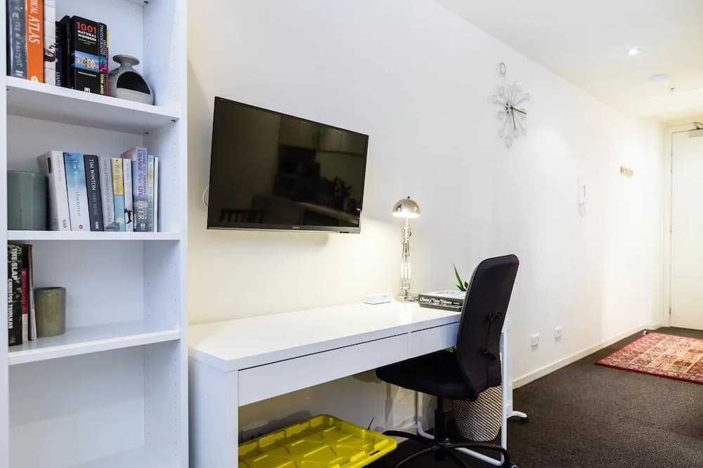 EMILY, Carlton Studio Apartment - photo 5