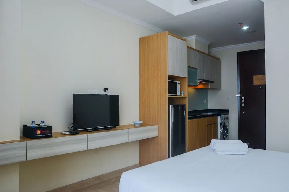 Minimalist and Comfy Studio at Menteng Park Apartment - photo 4