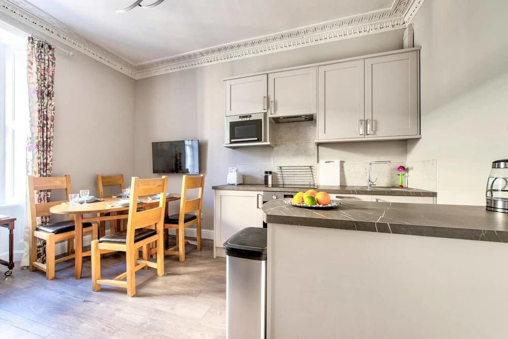 Beautifully Presented, Well Located, 2 bed apt - photo 12