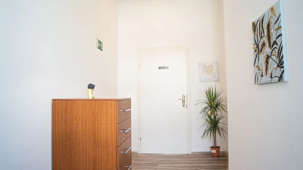 Shared Modern Apartment Schönbrunn - Budget Chic Room - photo 8