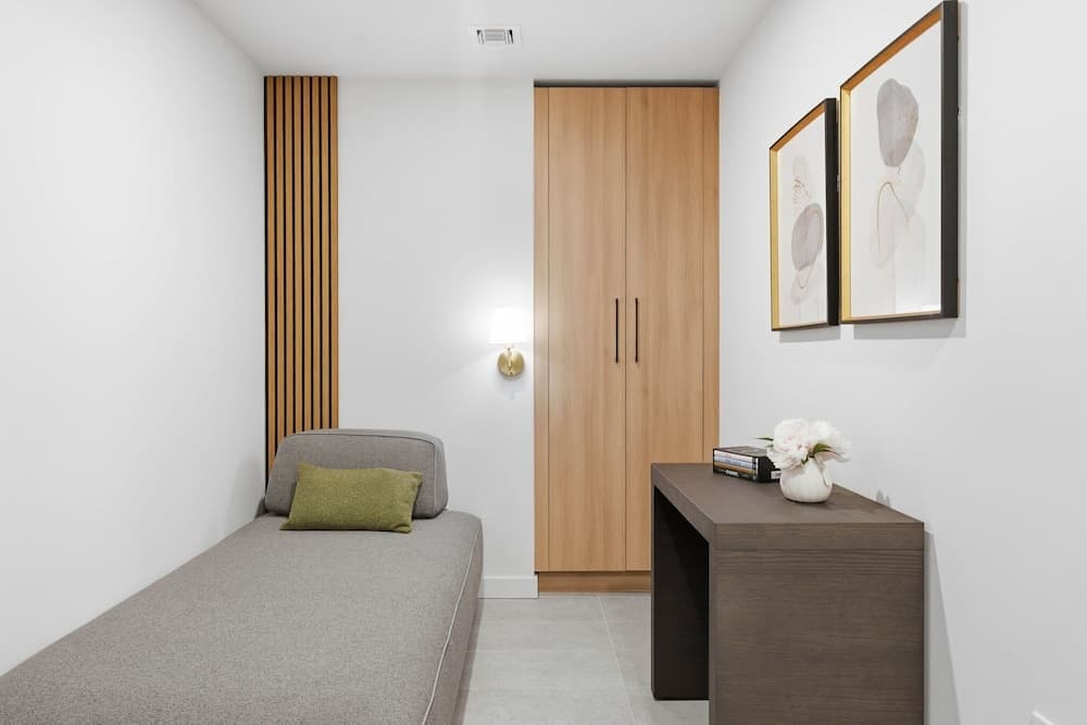 2BR + Den Downtown Miami for 5 - photo 4
