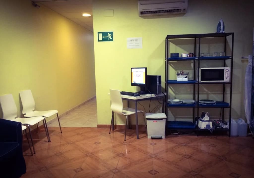 Barcelona City Centre Hostal - photo 15