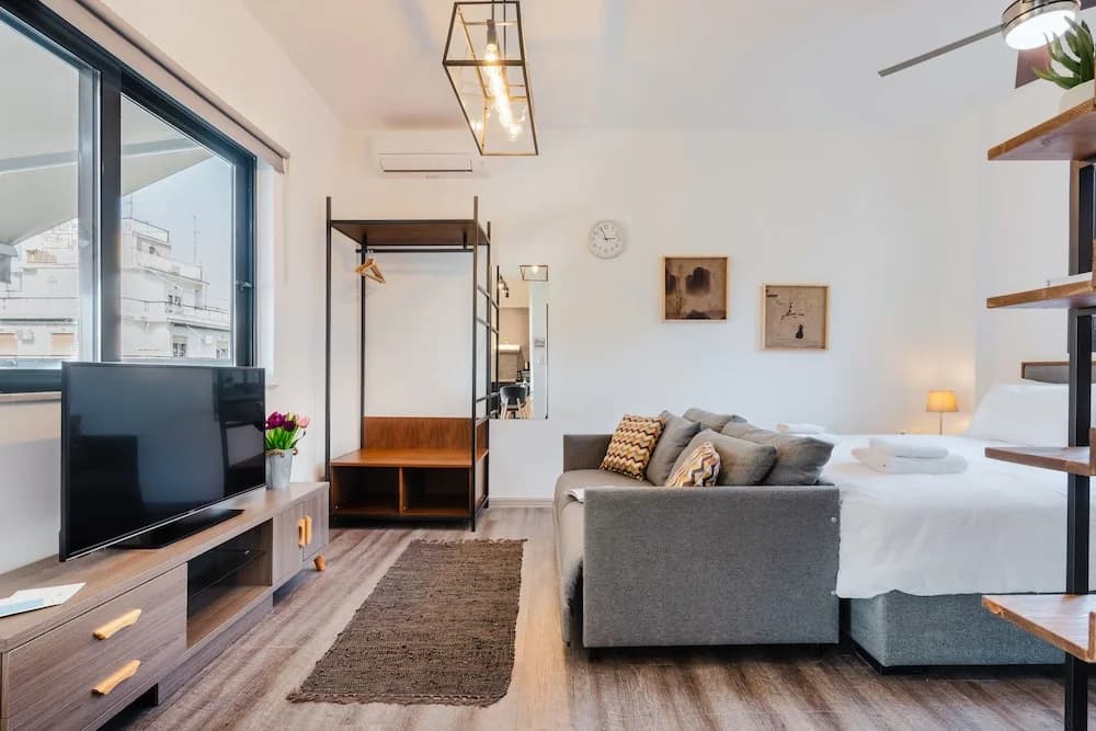 Sanders Home Suites - Cheerful Downtown Studio - photo 6
