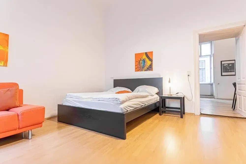 Cozy 2BR Apt With Great Connectivity - photo 14