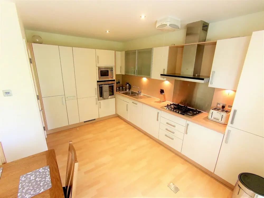 Charming 4 Bedroom Apartment by Royal Botanic Garden - photo 14