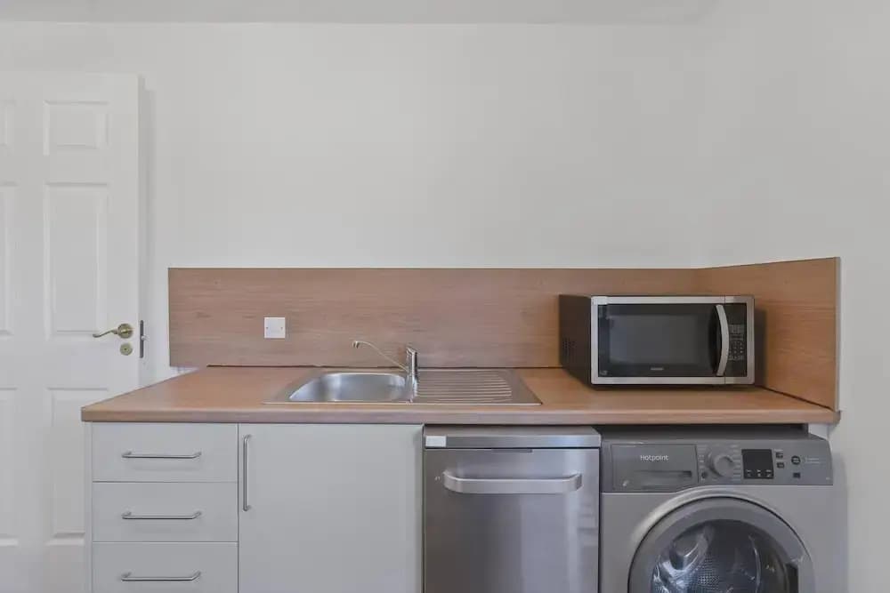Cozy Edinburgh 2BR With CAR Parking - photo 14