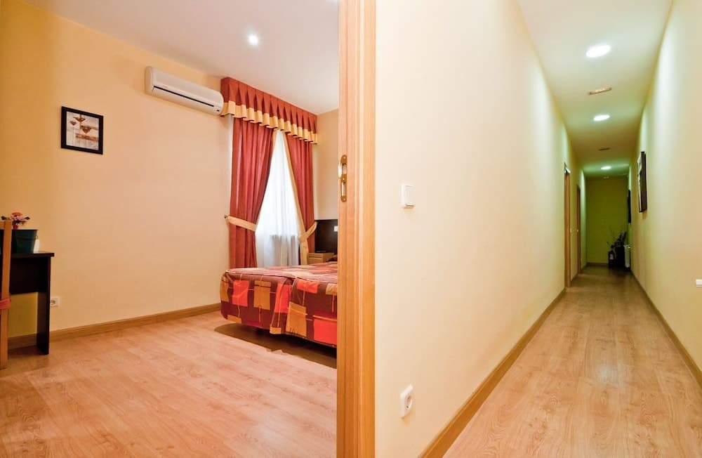 Hostal Las Cortes - photo 6