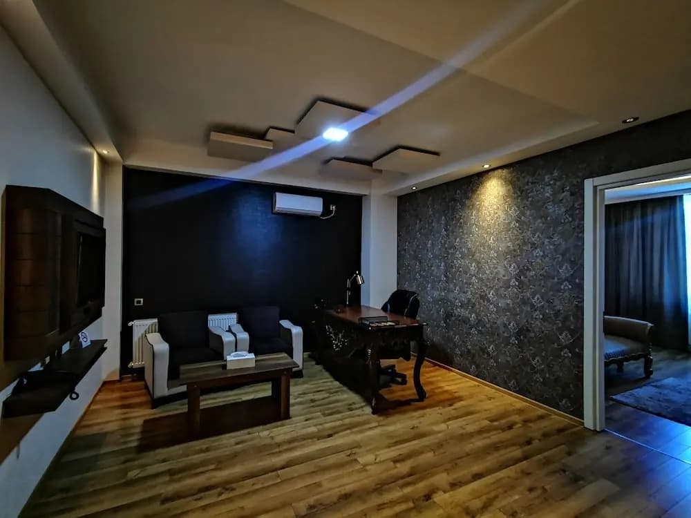 Green Queen Hotel - photo 22