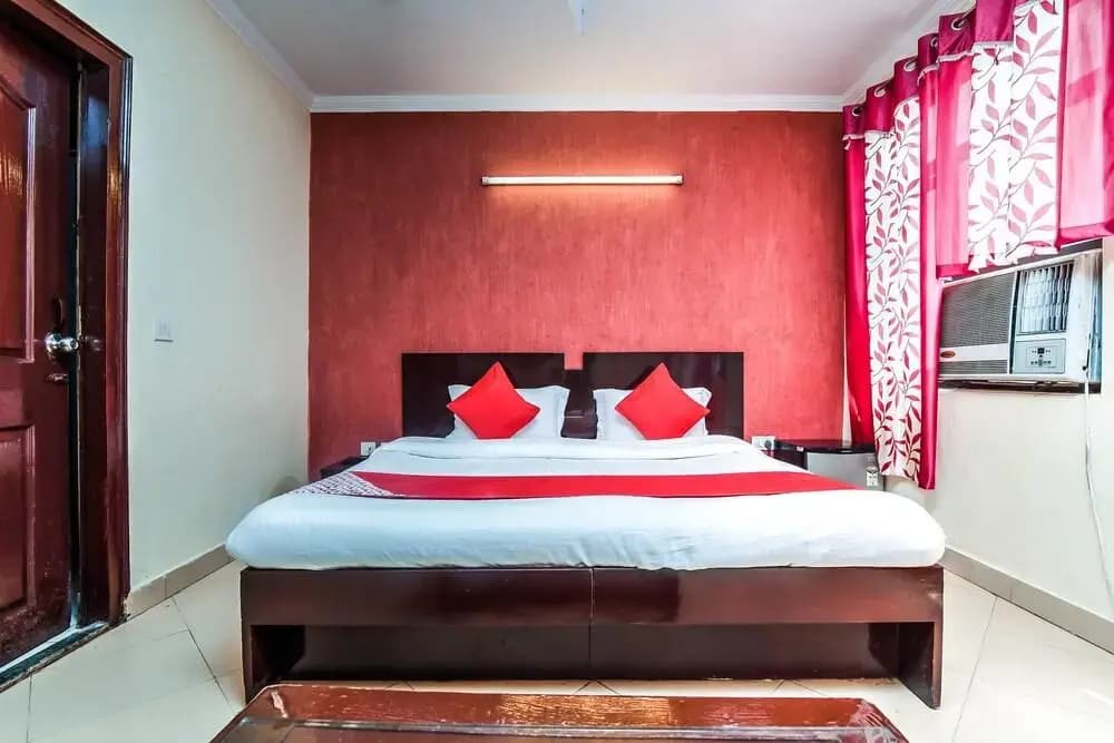 Ambica Deluxe Hotel - photo 7