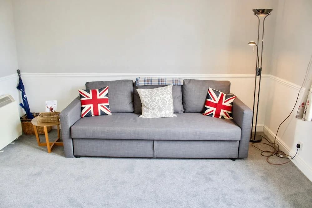 2 Bedroom Edinburgh Apartment - photo 4