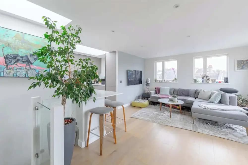 Sleek & Spacious 2BD Flat - Clapham - photo 9