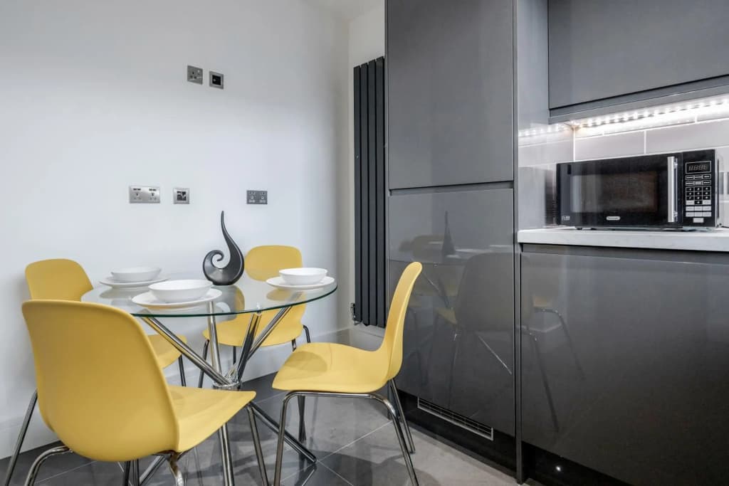 3 Bedroom Apartment in Stratford City - photo 16