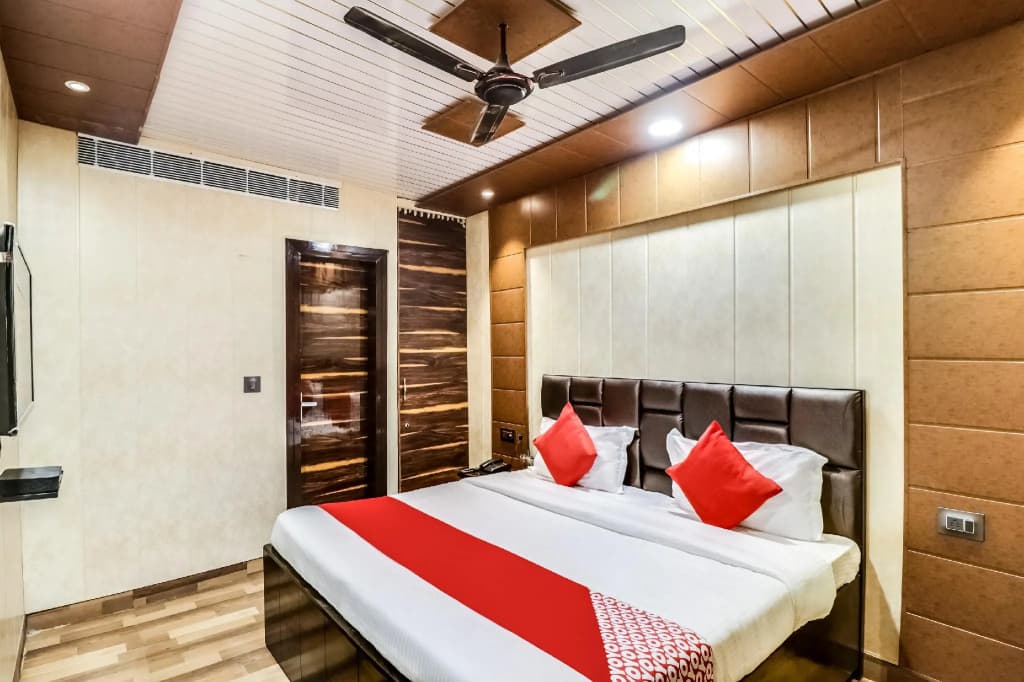 OYO 65601 JPS Galaxy Hotel - main photo