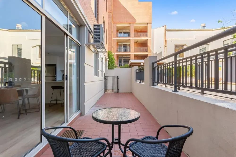 Stylish 2-bed Apartment With Pool in Camperdown - photo 12