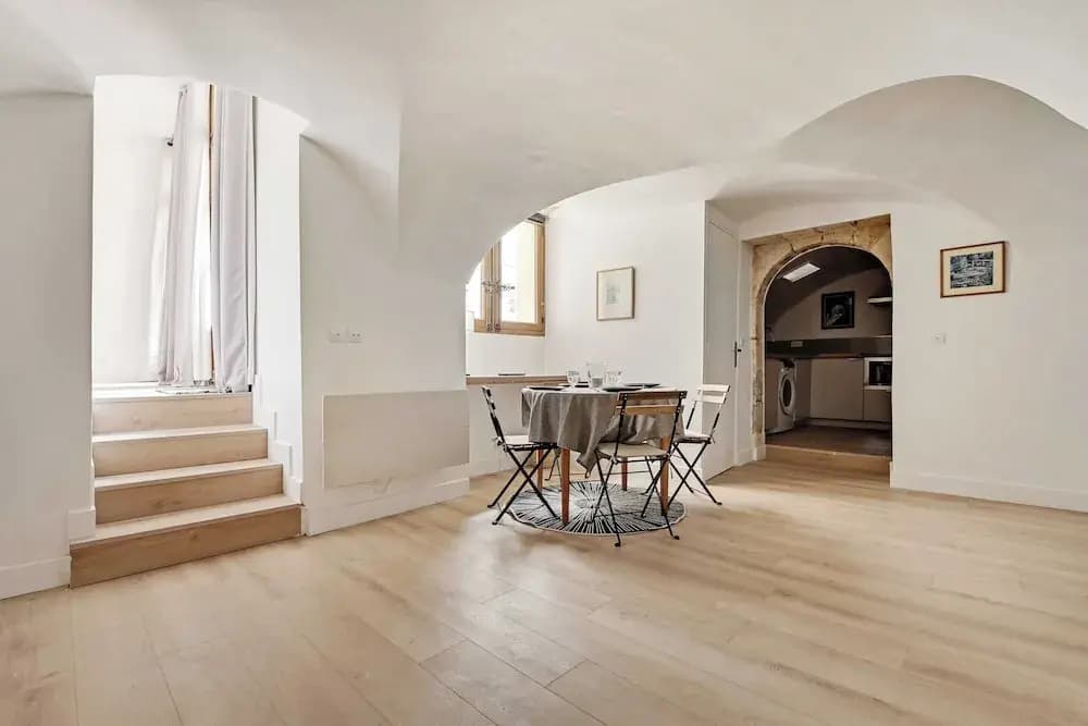 Authentic Apartment - 2br/4p - Monnaie - photo 8