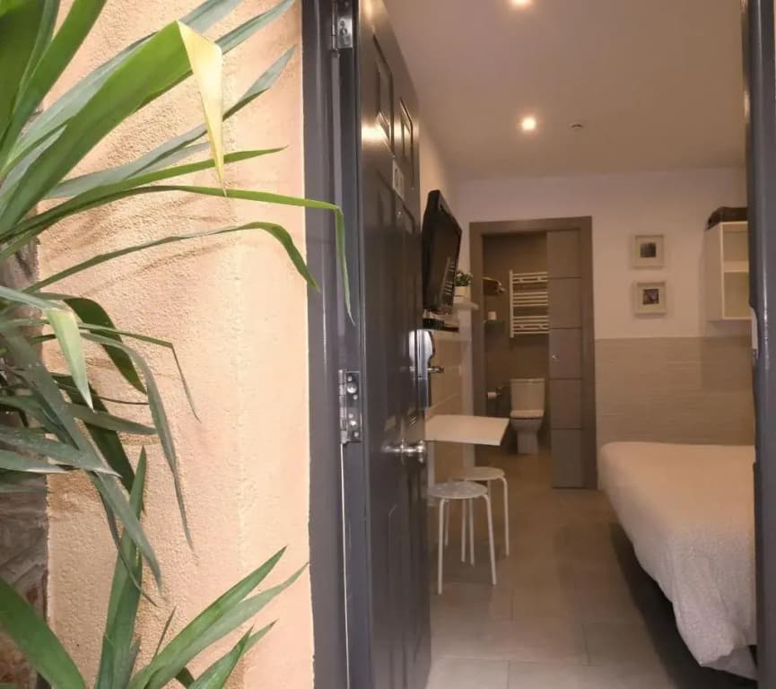 Hostal House - photo 2