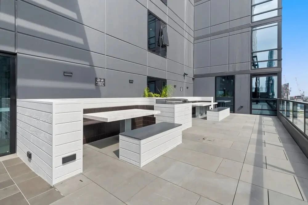 Sophisticated 2-bed With Bay Views & Amenities - photo 1