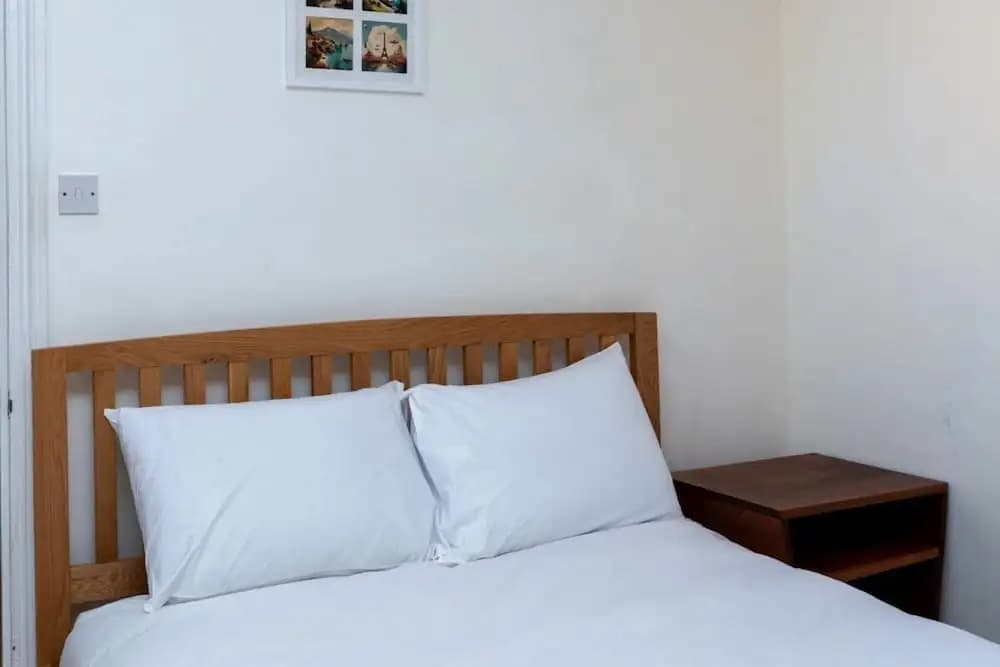 Spacious 1BD Flat w/ Garden - Hammersmith! - photo 4