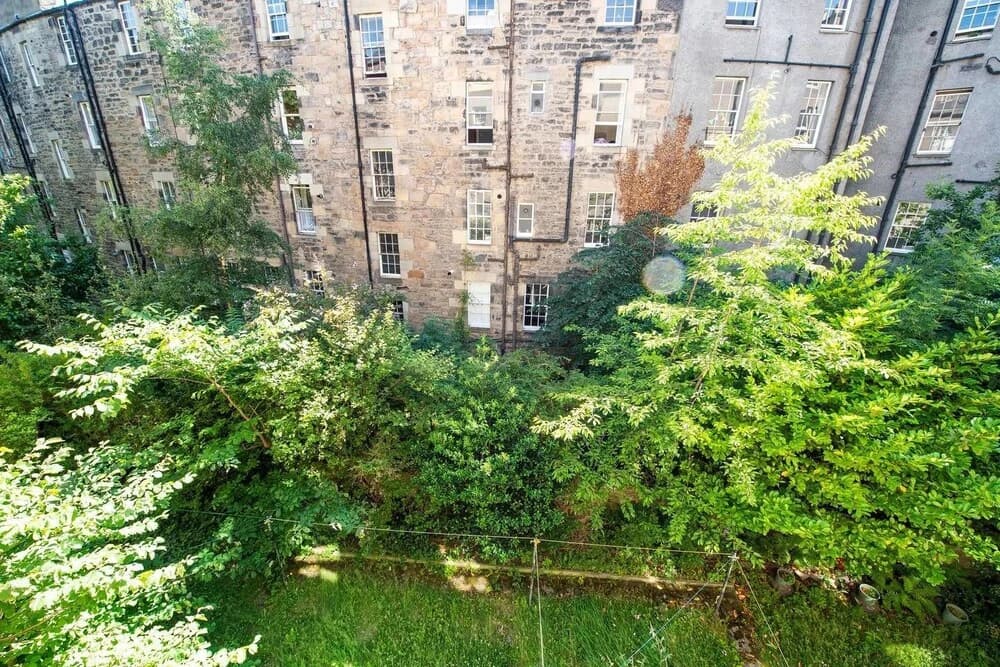 Beautifully Presented, Well Located, 2 bed apt - main photo