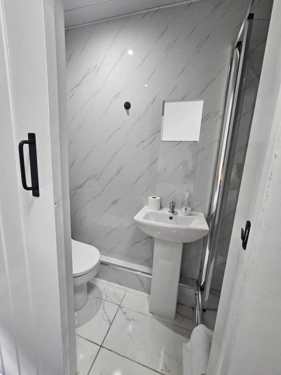 Edinburgh City Hotel - photo 7