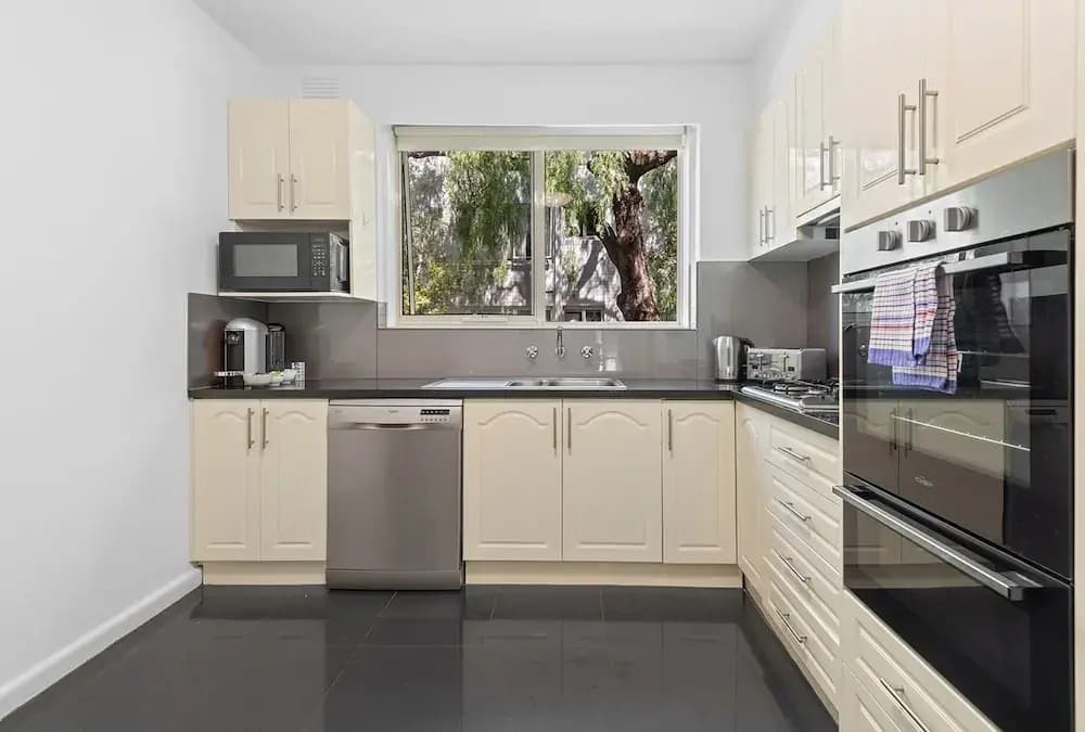 Charming Inner-city Stay- Space, Style & Location - photo 11