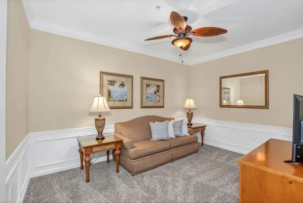 Cozy Condo W/private Balcony Steps to Conv. Ctr - photo 4