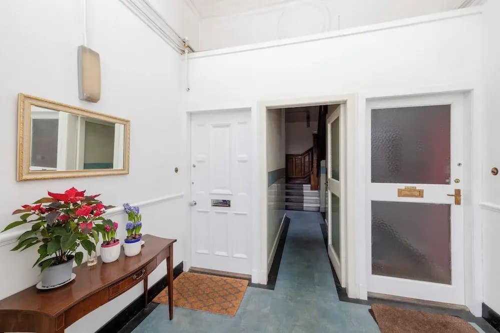 Spacious 2-Bedroom Ground Floor Flat - photo 3