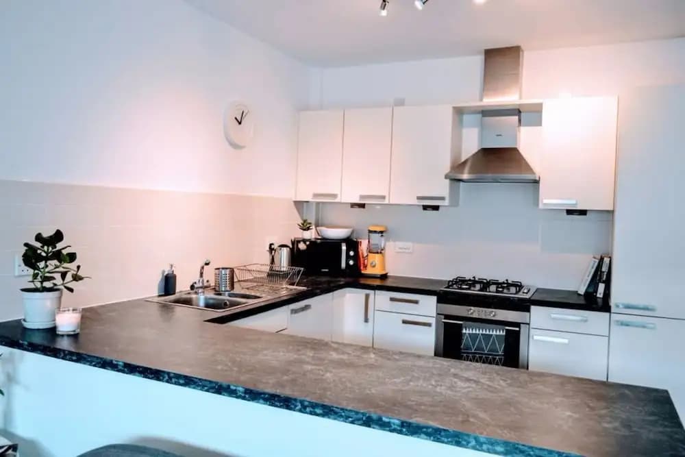 2 Bedroom Apartment In City Centre - photo 12