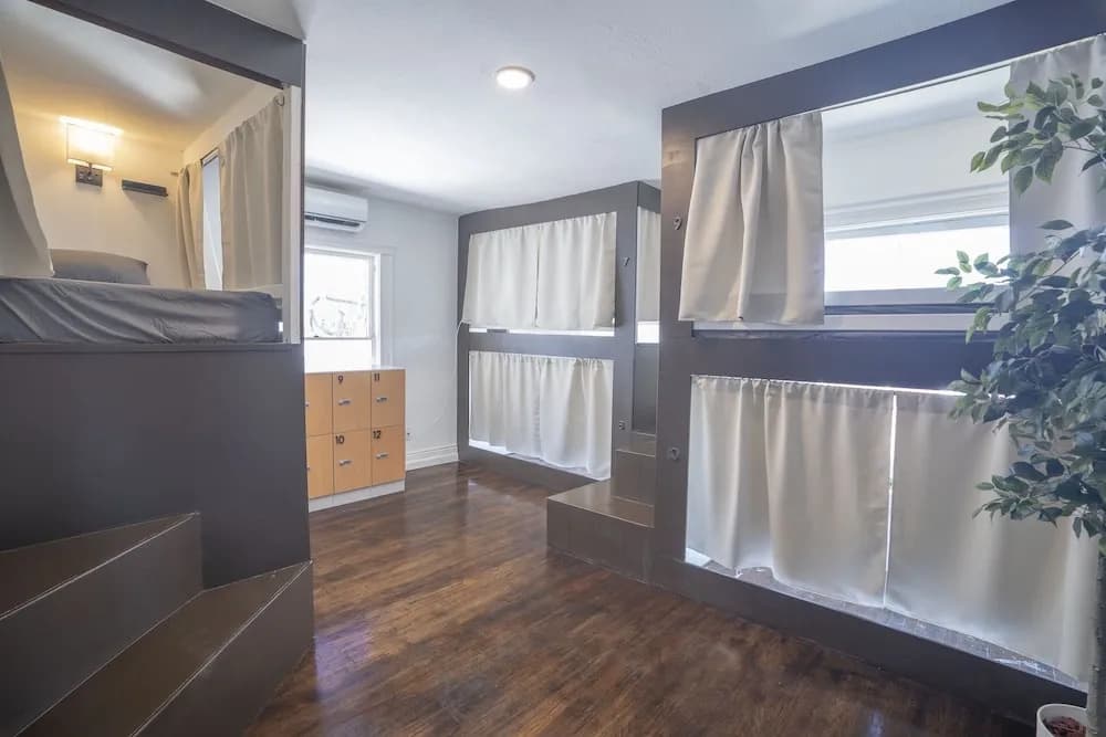 Burlington Hostel - photo 8
