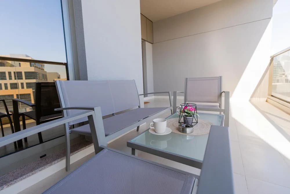 Whitesage - Spacious Apartment With Balcony Near Metro Station - photo 7