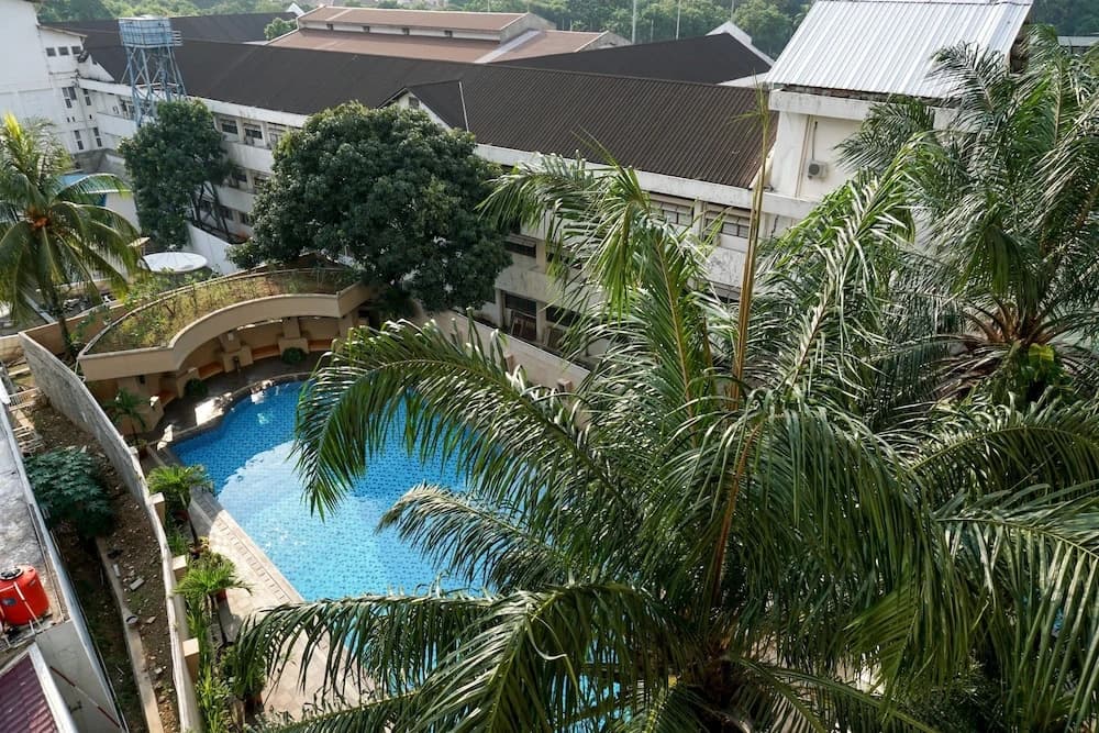 2Br with Pool View at Beverly Tower Apartment - photo 14