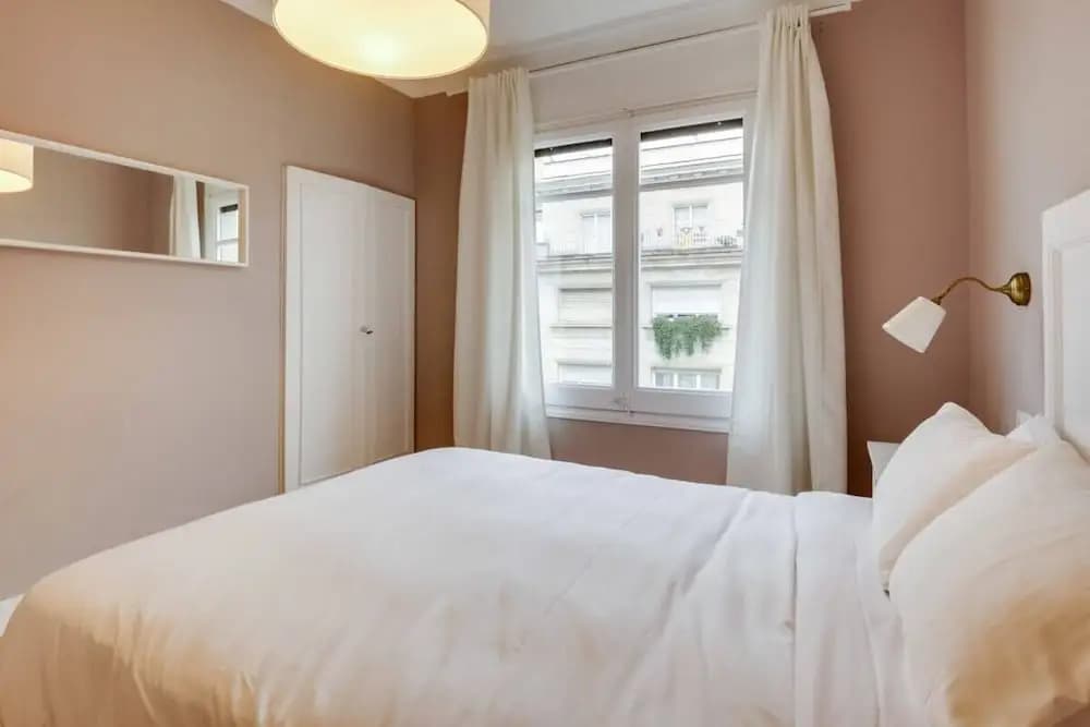 Cosy 3 Bed 2 Bath in Vibrant Eixample, Near Metro - photo 2