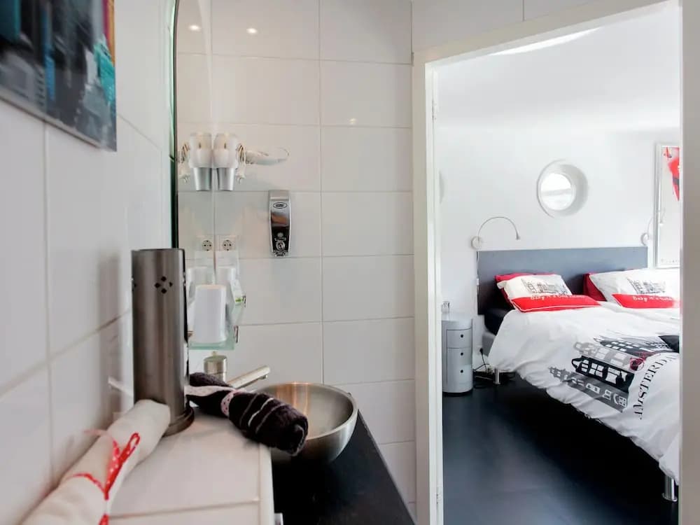 A Bed & Breakfast on a Splendid Houseboat - photo 9