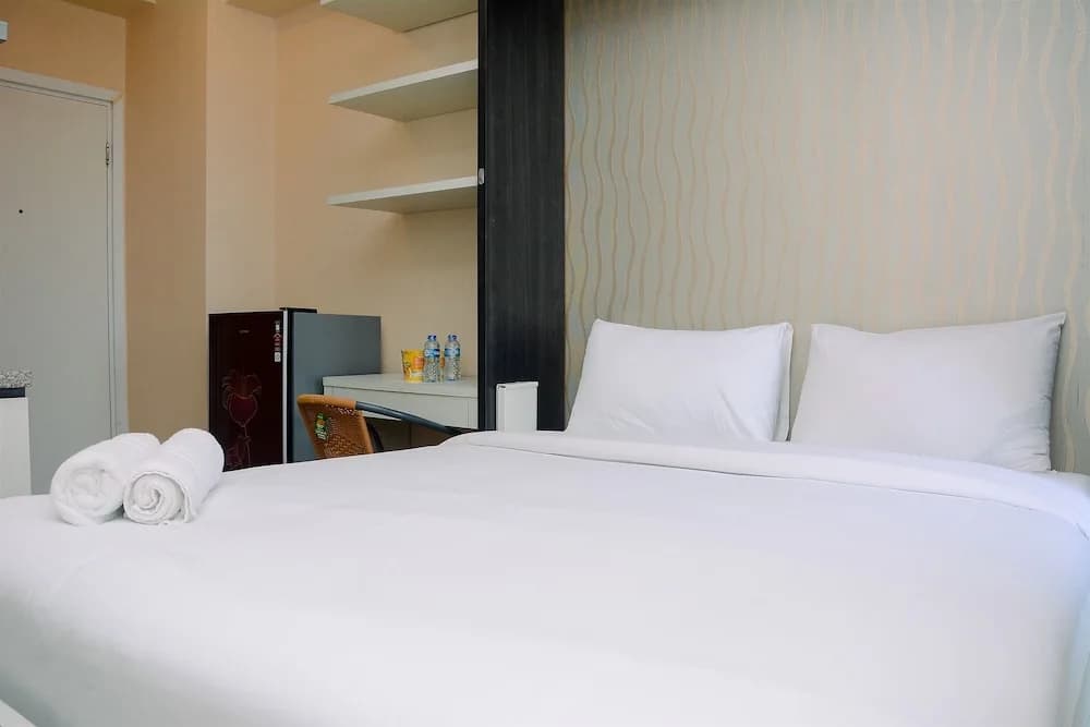 Comfy Studio Green Pramuka Apartment with City View - photo 3