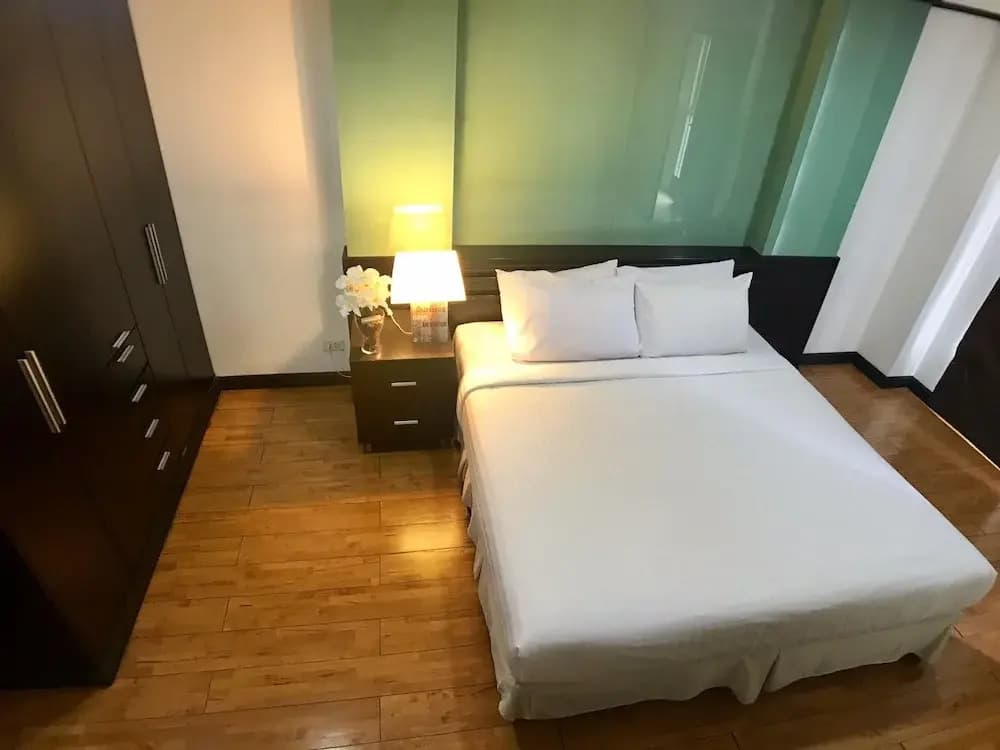 Twin Peaks Sukhumvit Suites - photo 4
