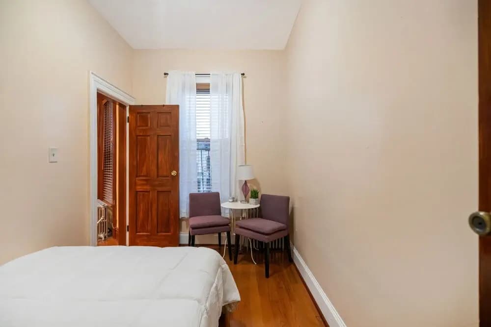 Spacious 3 Bdrm Close To Trains & Shops - photo 15