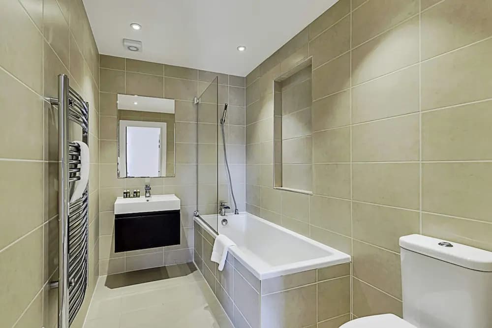 Chic Chiswick Apartment - photo 10