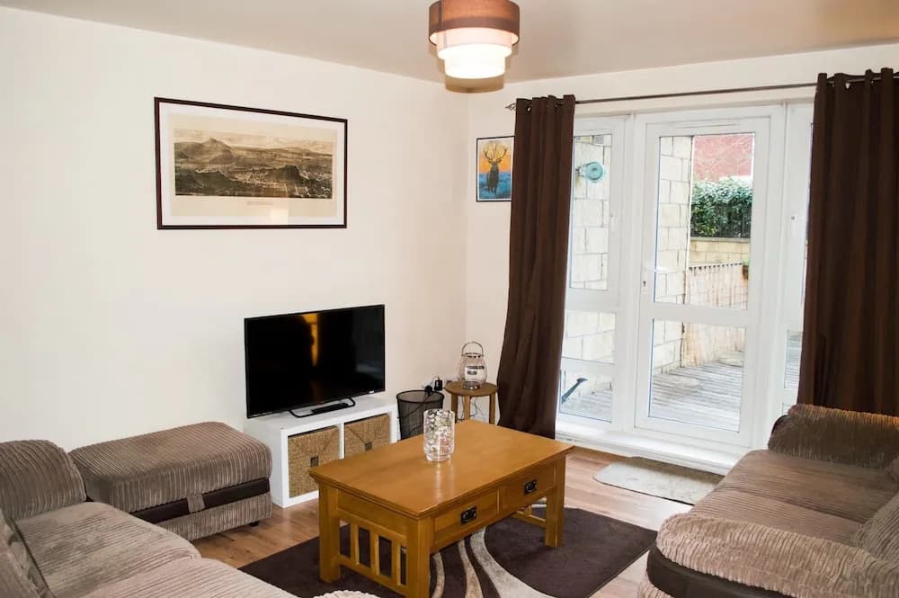 Bright 2 Bedroom Flat With Patio - photo 2
