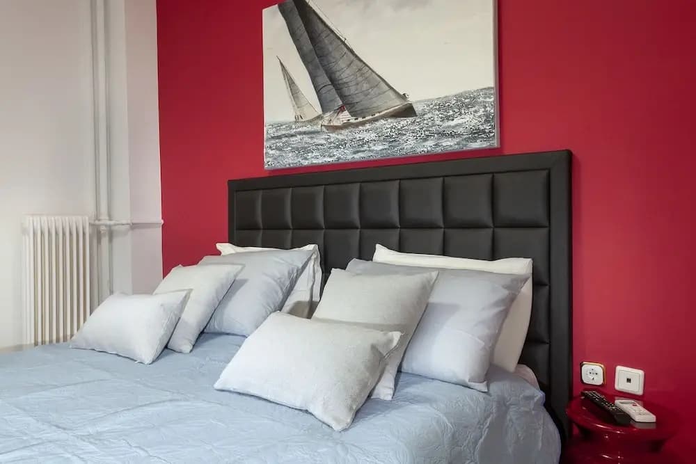Renovated & Cool Flat In Ideal Location - main photo