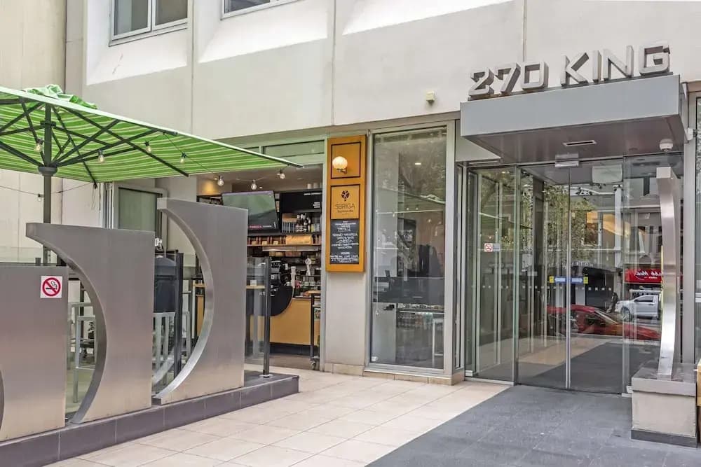 Melbourne CBD 2BR Apt With Pool & Gym Access - photo 1