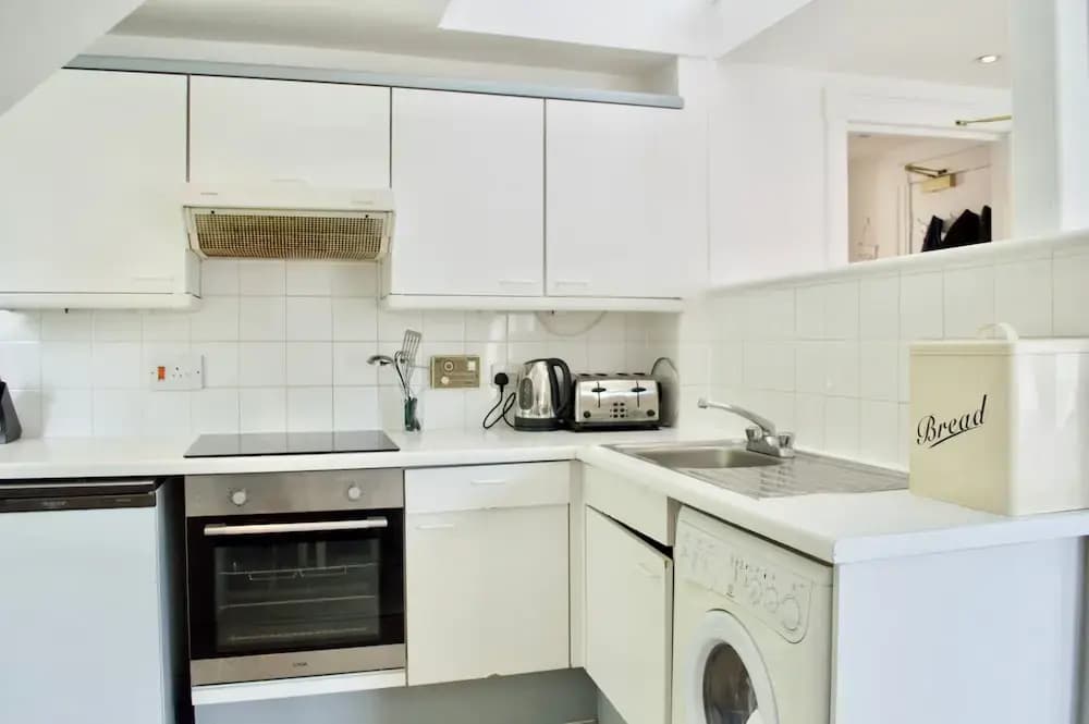 Central 2 Bedroom Flat With Great Views - photo 12