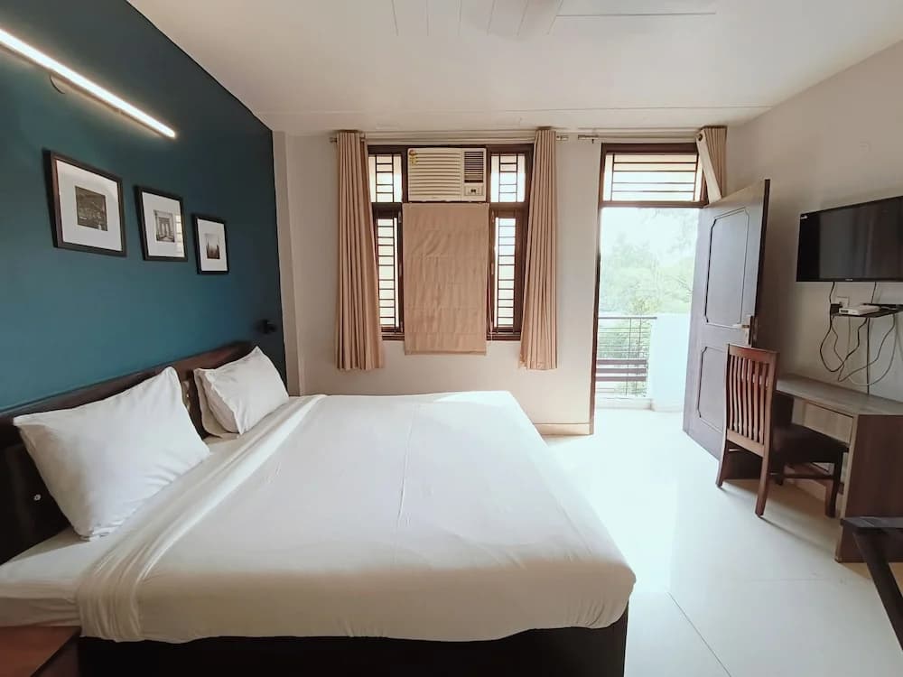 Silver Arrow Guest House - photo 3