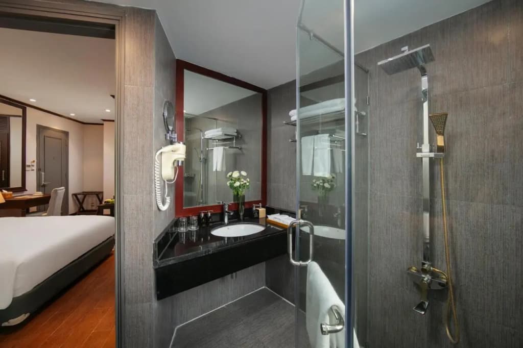 May De Ville Corner Hotel - photo 32