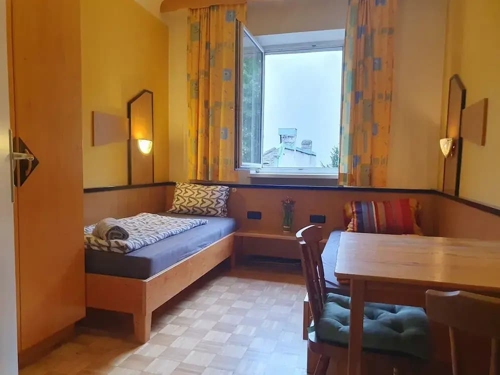 Affordable Central Rooms Near U3 - photo 2