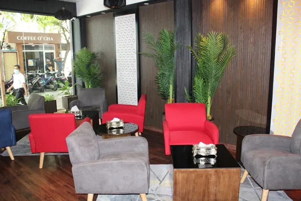 Beehive Central Hotel - photo 21