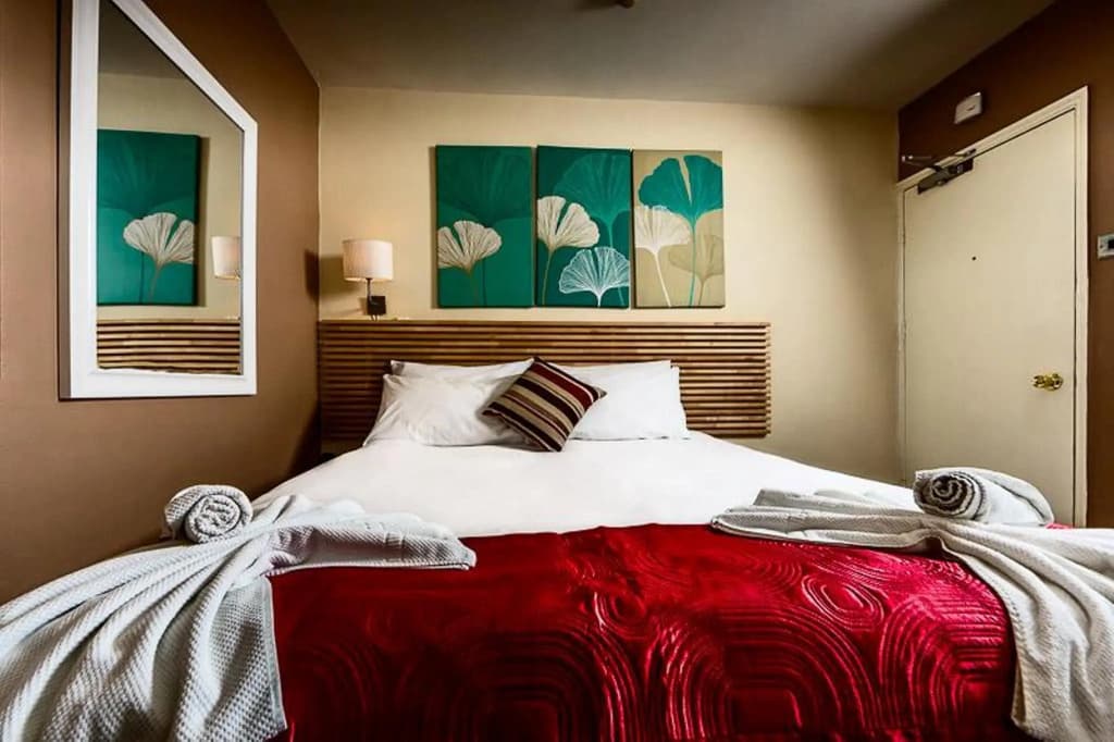 Dockside Hotel - photo 2