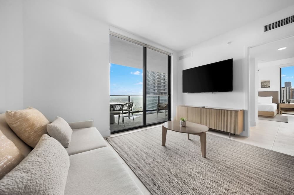 Upscale 3-BD Condo in DTW Miami - photo 14