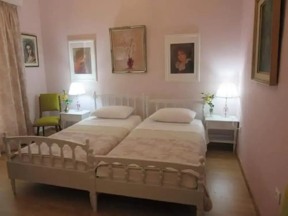 Marion-Athenian Style Apartment - photo 5