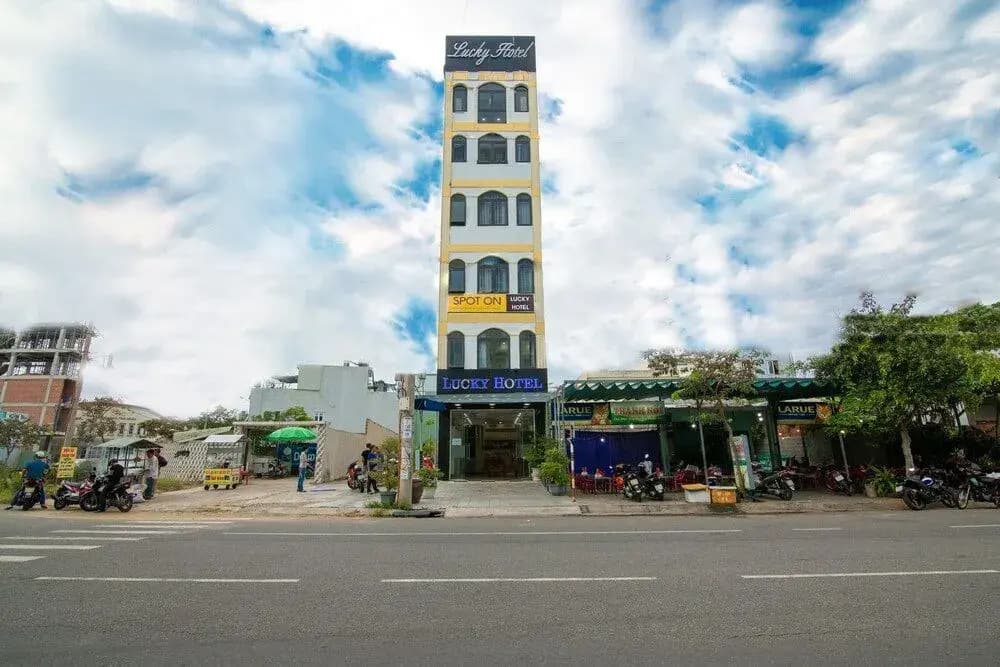 Spot On 855 Lucky Hotel - main photo