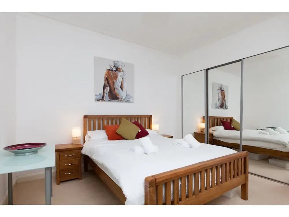 Connected & Convenient: Newly-renovated Flat for 2 - photo 4